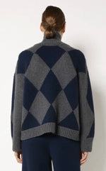 Laden Sie das Bild in den Galerie-Viewer, Pullover SMINFINITY Comfy Argyle Jumper
