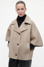 Laden Sie das Bild in den Galerie-Viewer, Capejacke STUDIO AR Avy Beige
