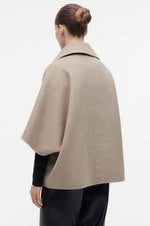 Laden Sie das Bild in den Galerie-Viewer, Capejacke STUDIO AR Avy Beige
