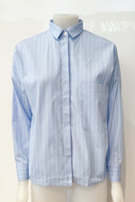 Laden Sie das Bild in den Galerie-Viewer, Bluse BLOOMING Érice Hellblau/Weiß
