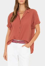 Laden Sie das Bild in den Galerie-Viewer, Bluse XIRENA Channing Cinnabar
